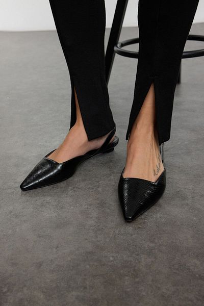 TRENDYOL SHOES Černé dámské baleríny s texturou na krátkém podpatku s otevřenými zády 
 Takaw25Be00004