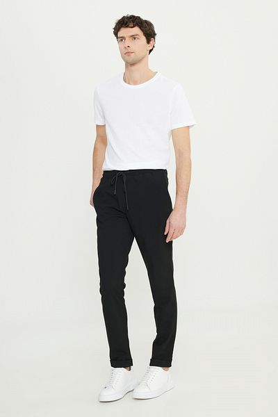 AC&Co / Altınyıldız Classics Pánské černé kalhoty Slim Fit pohodlného střihu v pase se zavazováním do boční kapsy