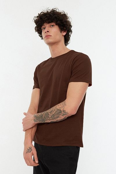 Trendyol Collection Basic-T-Shirt mit Rundhalsausschnitt und schmaler Passform – 100 % Baumwolle, Braun, TMNSS19BO0001