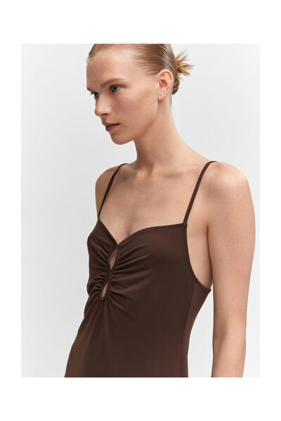 MANGO Woman Šaty s plisovanými detaily a otevíráním