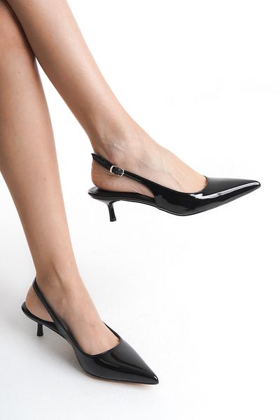 TRENDYOL SHOES Klassische Damenschuhe mit Absatz aus schwarzem Lackleder mit spitzer Zehenpartie und Kitten-Absatz TAKSS25TO00005