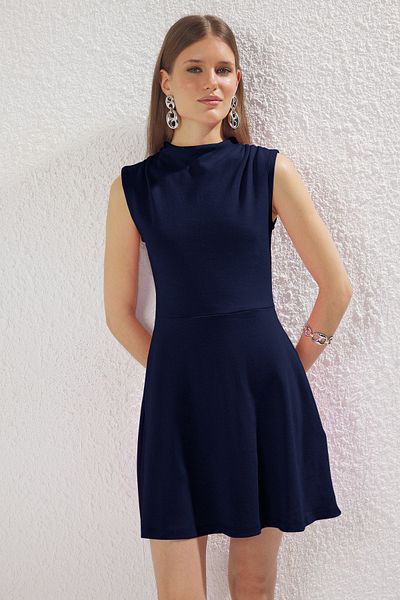 Trendyol Collection Marineblaues Stehkragen-Skater-/Taillen-Mini-Strickkleid TWOSS25EL00359