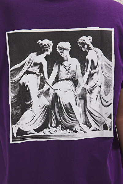 Trendyol Curve Nagy méretű lila reneszánsz nyomott nyakú póló - TBBSS25BF00049