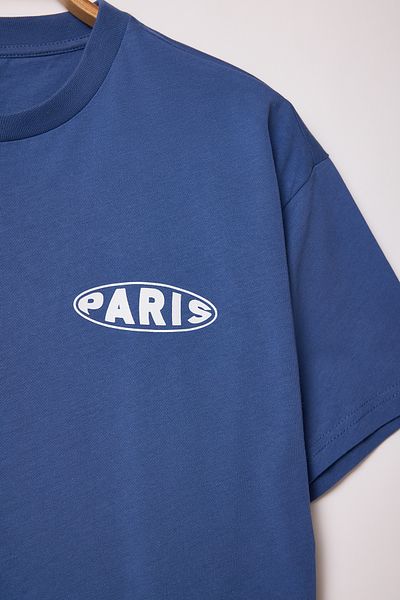 Trendyol Collection Indigo-T-Shirt aus 100 % Baumwolle, bedruckt, Premium-Oversize/Wide Fit, Rundhalsausschnitt, gestrickt, TWOSS23TS00040