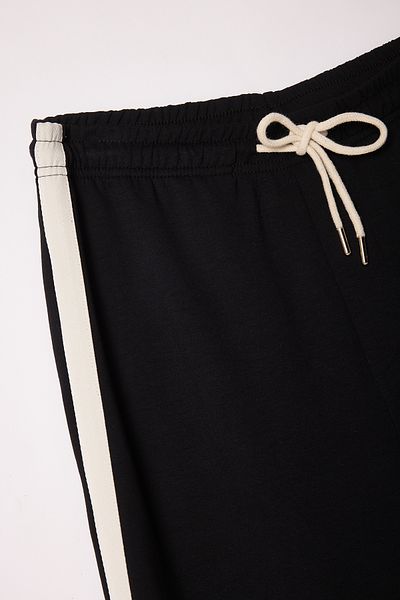 Trendyol Collection Czarne szerokie spodnie dresowe w paski z detalami - Sustainable Tmnaw25Ea00032