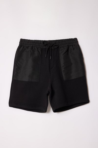 Trendyol Collection Μαύρο ύφασμα αλεξίπτωτου - Χοντρό σορτς & βερμούδες με λεπτομέρεια τσέπης TMNSS25SR00028