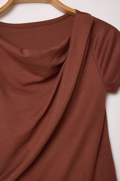 Trendyol Collection Braune Strickbluse – geraffte Details, körperbetont TWOSS25BZ00278