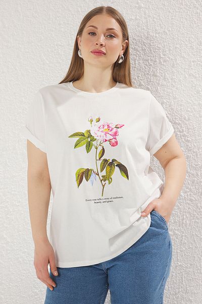 Trendyol Curve Ecru Koszulka z okrągłym dekoltem i nadrukiem kwiatowym w rozmiarze Boyfriend w dużym rozmiarze Tbbss25Bf00047