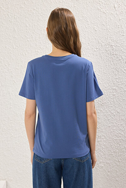 Trendyol Collection Tricou cu broderie cu slogan Indigo - 100% bumbac, croială normală TWOSS24TS00097