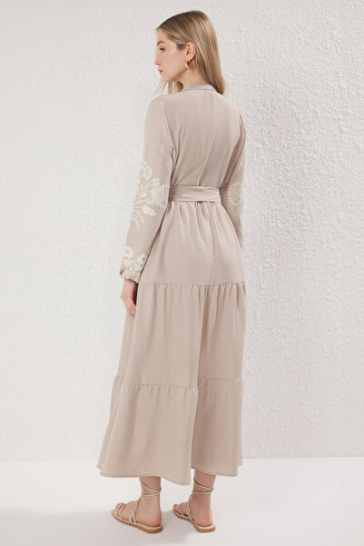 Trendyol Modest Sukienka z tkaniny Stone Linen Look z haftowanymi rękawami TCTSS25EB00116