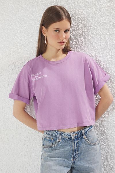 Trendyol Collection Lilafarbenes, bedrucktes, entspanntes Crop-Strick-T-Shirt mit Rundhalsausschnitt aus 100 % Baumwolle mit blassem Effekt TWOSS23TS00117