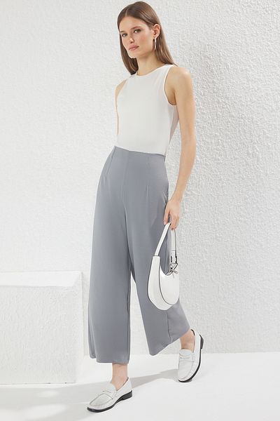 Trendyol Collection Graue Culotte-Hose mit hoher Taille und detailliertem Ausschnitt TWOSS24PL00036
