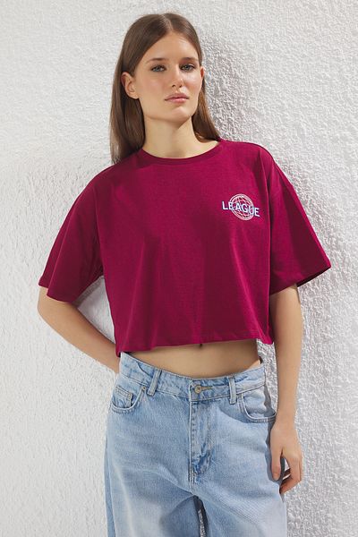 Trendyol Collection Lässiges, kurz geschnittenes Cherry Rotten-T-Shirt mit Rücken- und Vorderdruck, 100 % Baumwolle TWOSS25TS00165