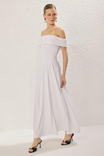 Trendyol Collection Weißes, gestricktes, schickes kurzes Kleid mit A-Ausschnitt und Carmen-Ausschnitt TPRSS25EL00150