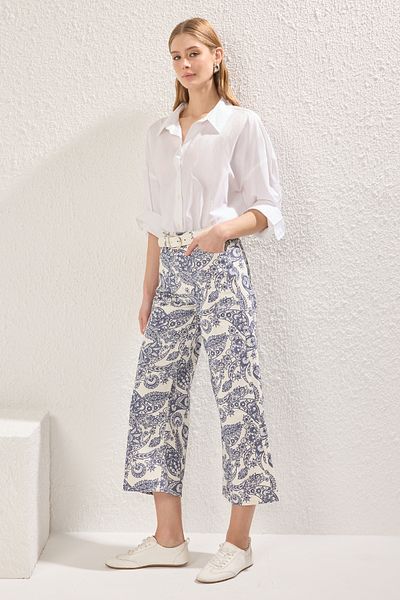Trendyol Collection Mehrfarbige Culotte-Jeans mit ethnischem Muster und normaler Taille TWOSS25JE00247