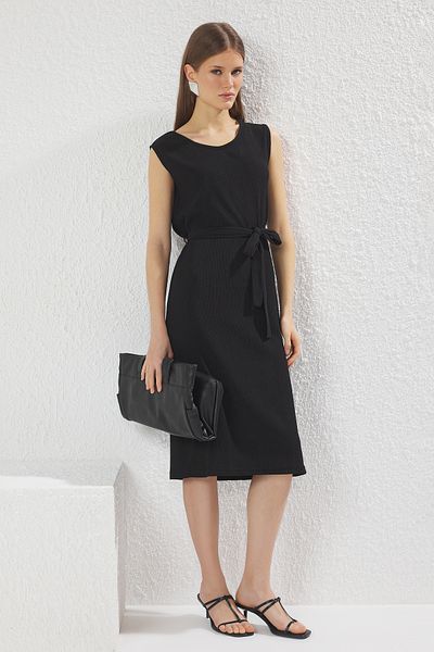 Trendyol Collection Detail černého zavinutého pásku Midi pletené šaty s nulovým rukávem TWOSS25EL00665