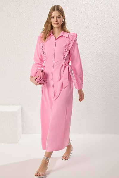 Trendyol Modest Rosa gewebtes Baumwollkleid mit Spitzendetail TCTSS25EB00091
