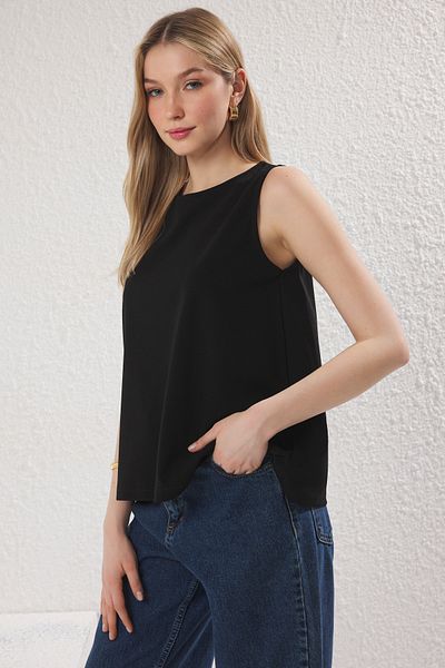 Trendyol Collection Schwarze, ärmellose Crepe-Strickbluse mit normaler/normaler Passform und Rundhalsausschnitt TWOSS23BZ00958