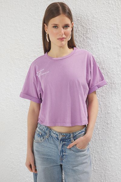 Trendyol Collection Lilafarbenes, bedrucktes, entspanntes Crop-Strick-T-Shirt mit Rundhalsausschnitt aus 100 % Baumwolle mit blassem Effekt TWOSS23TS00117