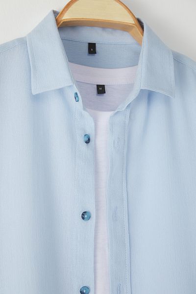 Trendyol Collection Világoskék vászon megjelenésű, normál szabású ing - Epaulettes és Crinkle Effect TMNSS23GO00061