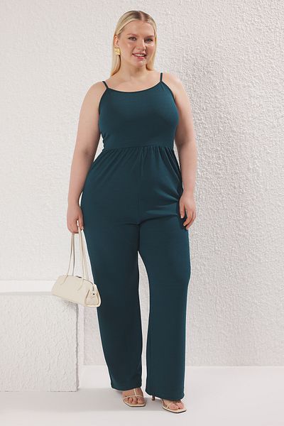Trendyol Curve Smaragdgrüner Träger-Strickoverall in Übergröße TBBSS25BG00001