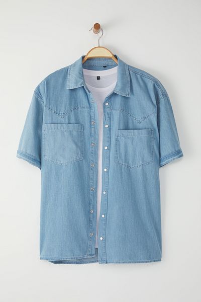 Trendyol Collection Blaues Western-Jeanshemd mit breiter Passform und kurzen Ärmeln TMNSS25GO00046