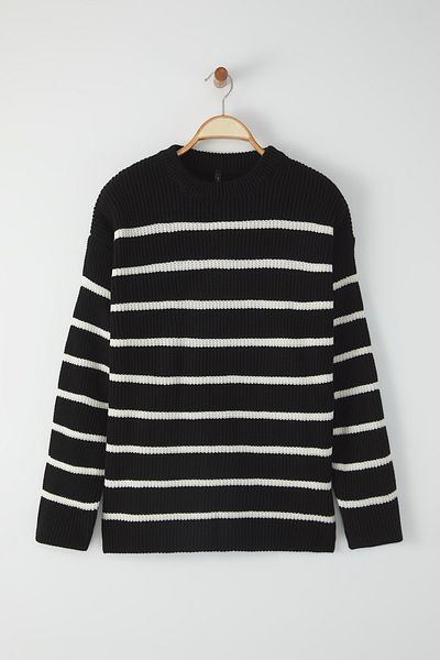 Trendyol Collection Schwarzer, lässiger, gestreifter Unisex-Sweatshirt mit übergroßer Passform für Paare/Paare mit breiter Passform und Rundhalsausschnitt TMNAW23KZ00285