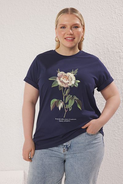 Trendyol Curve Nagy méretű sötétkék virágmintás Boyfriend Fit póló - Crew Neck TBBSS25BF00047