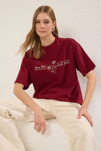 Trendyol Collection Weinrotes Strick-T-Shirt – 100 % Baumwolle, breite Passform, vorne und hinten bedruckt TWOSS25TS00150