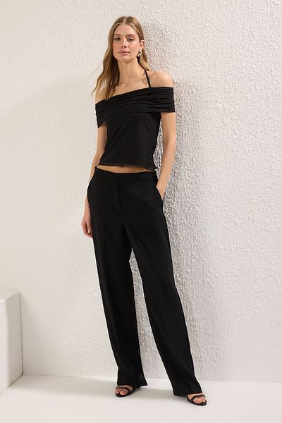 Trendyol Collection Schwarze, figurbetonte Strickbluse mit Madonna-Ausschnitt und Schnürdetail TWOSS25BZ00383