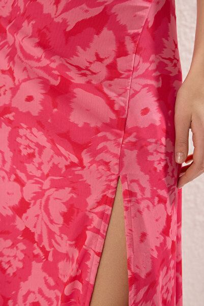 Trendyol Collection Rózsaszín absztrakt virágos degaje nyakkivágás, hasított vonalú/harangvágású midi kötött ruha TWOSS25EL00684