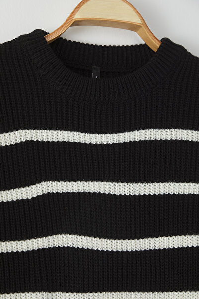 Trendyol Collection Schwarzer, lässiger, gestreifter Unisex-Sweatshirt mit übergroßer Passform für Paare/Paare mit breiter Passform und Rundhalsausschnitt TMNAW23KZ00285