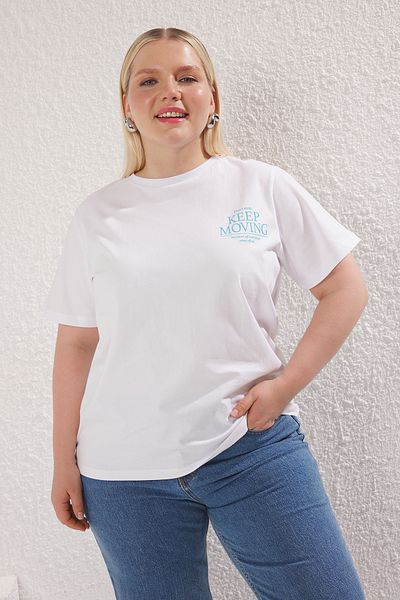 Trendyol Curve Weißes T-Shirt in Übergröße – Rückendruck, Boyfriend-Passform TBBSS25BF00059