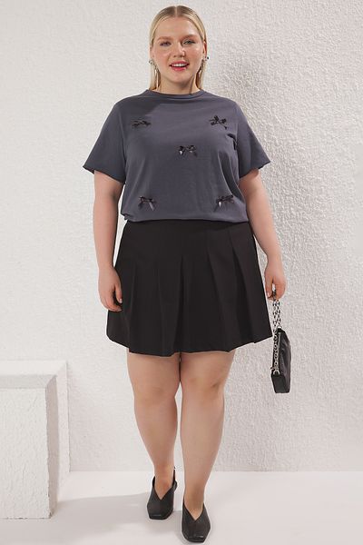 Trendyol Curve Nadrozmerné antracitové tričko Basic Fit – detail mašle/stužky TBBSS25BF00052