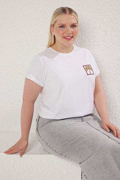 Trendyol Curve Weißes, besticktes T-Shirt in Übergröße – 100 % gestrickt TBBSS25BF00058