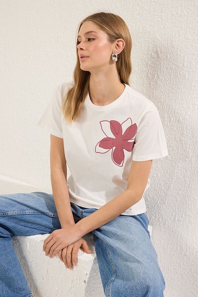 Trendyol Collection Ecrufarbenes, gestricktes T-Shirt mit Blumenstickerei, normale/normale Passform, TWOSS25TS00157