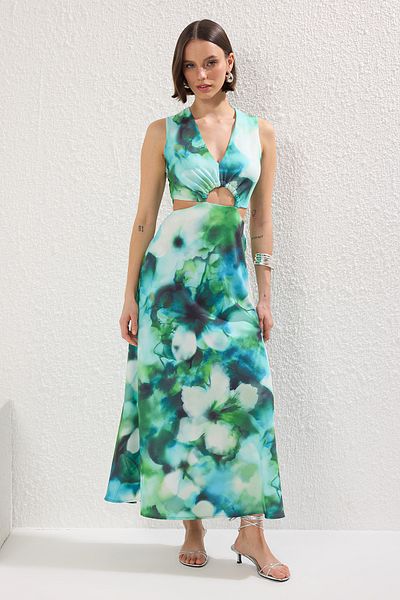 Trendyol Collection Grünes Batik-Maxi-Webkleid mit ausgeschnittenem Volant TWOSS21EL3578