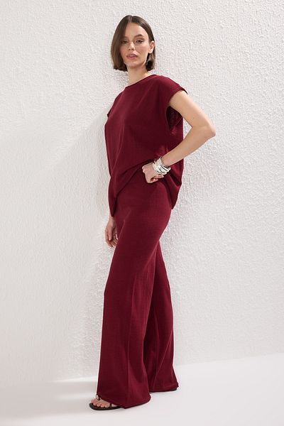 Trendyol Collection Burgunderroter Blusen-Hosen-Unterteil-Oberteil-Anzug mit Rundhalsausschnitt TWOSS25AU00067