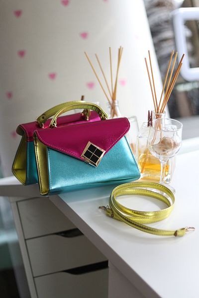 Moom Bag Geantă de rochie de seară pentru femei, în 3 culori, cu textura strălucitoare, pătrată neagră, cu detalii de accesorii aurii