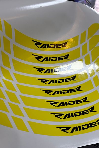 Banxtre Autocolant cu bandă pentru jantă scrisă în culoare galbenă pentru TVS Raider (8 bucăți)