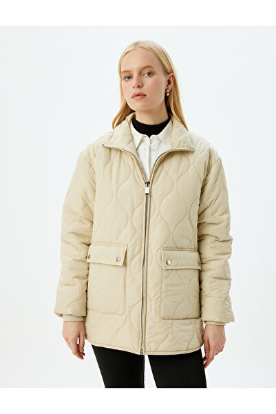 Koton Gesteppter Daunenmantel mit Stehkragen und Reißverschlusstaschen