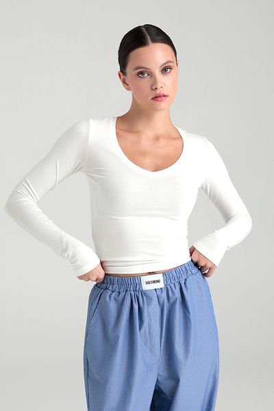 SHEISMONO Μπλούζα εκρού με λαιμόκοψη Ultra Soft