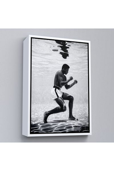 Harita Sepeti Boxer Muhammed Ali care se antrenează sub apă într-un cadru alb Pictură murală