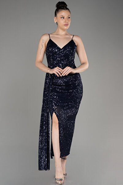 Efelif Lacivert Askılı Yırtmaçlı Midi Pullu Davet Elbisesi ABK39868