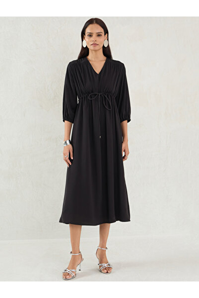 Femmella By Styli فستان متوسط الطول من الساتان بفتحة رقبة على شكل حرف V وخصر ...