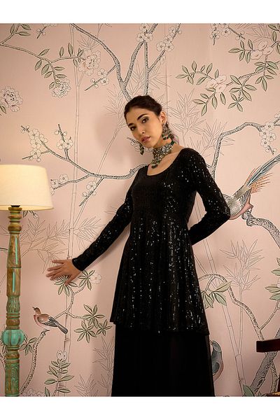 Sassafras By Styli طقم بلوزة ببلوم مزينة بالترتر مع بنطلون واسع