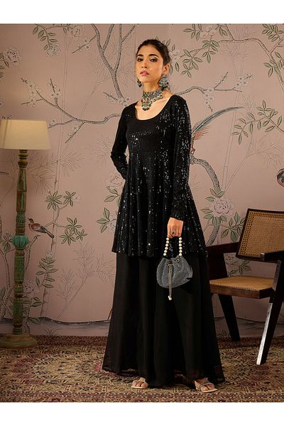 Sassafras By Styli طقم بلوزة ببلوم مزينة بالترتر مع بنطلون واسع