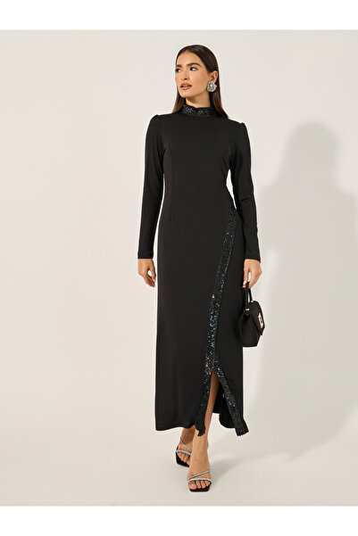 Styli فستان ماكسي مزين بفتحة أمامية وياقة عالية وقصة A