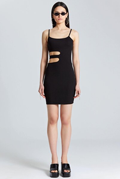 World Fashion Trends 2561 Rochie neagră decoltată laterală cu bretele