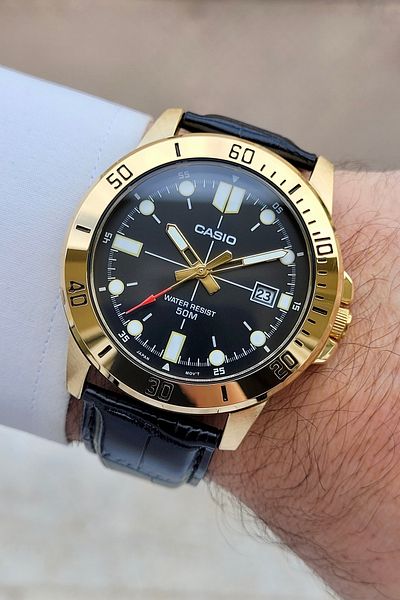 Casio ساعة يد رجالية مضمونة اللون أصفر أسود